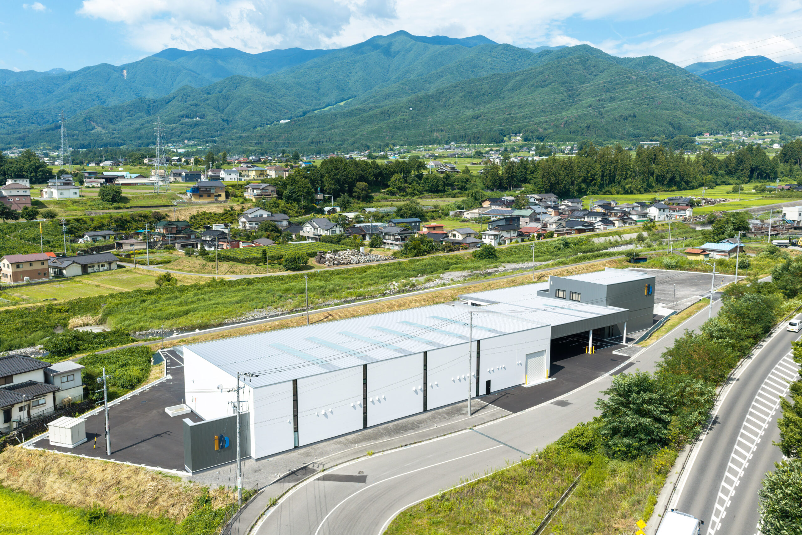 アイ.ビイ自動車工業の 新社屋の全景｜アルプスを望む新しい拠点